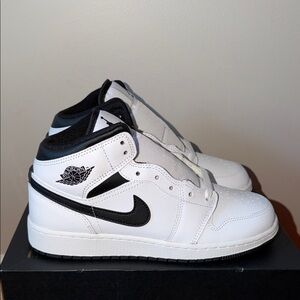 Air Jordan 1 Mid GS White Black DQ8423-132 Size 6Y